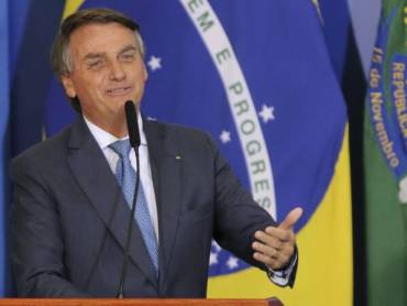 Bolsonaro nega que haverá corte de recursos do SUS para tratamento de HIV