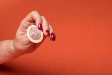 Adolescentes estão usando menos preservativos e preocupam OMS, destaca Revista Crescer