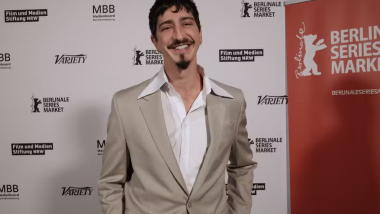 QG Globo: Johnny Massaro apresenta série brasileira sobre epidemia do HIV no Festival de Berlim