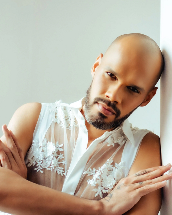 Multiartista Raul Nunnes estreia na literatura com livro de poesias sobre vivência com HIV