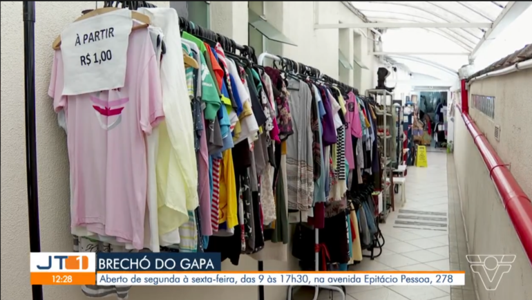JORNAL TRIBUNA: Brechó do GAPA recebe doações de roupas para o outono