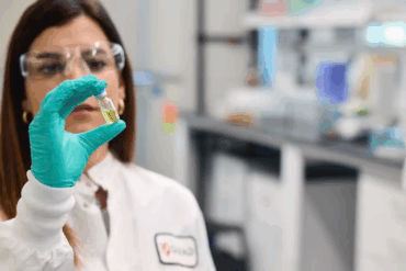 Boa notícia: Estudo sugere que novo antiviral contra HIV deve proteger pacientes por até um ano, informa O Globo