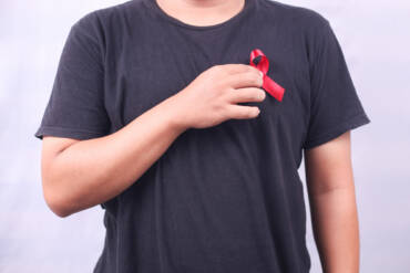 O Globo/ HIV: adultos com mais de 50 anos estão se infectando, mas prevenção se concentra em jovens, alerta novo estudo