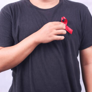 O Globo/ HIV: adultos com mais de 50 anos estão se infectando, mas prevenção se concentra em jovens, alerta novo estudo