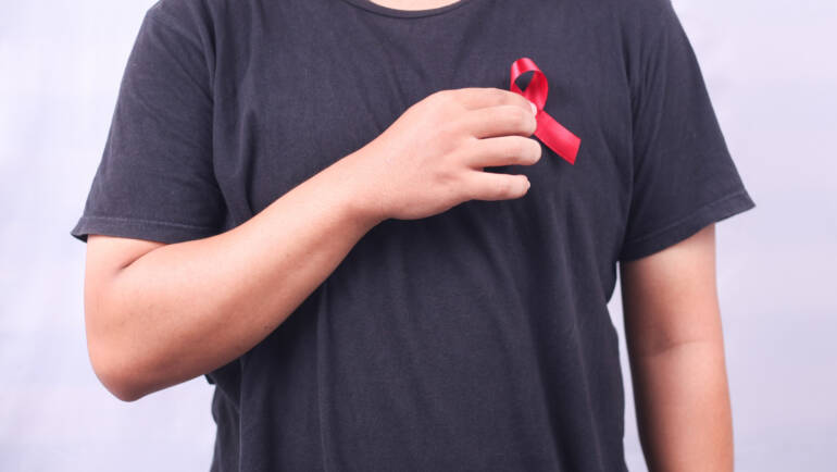 O Globo/ HIV: adultos com mais de 50 anos estão se infectando, mas prevenção se concentra em jovens, alerta novo estudo