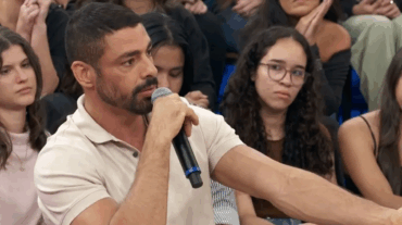 Cauã Reymond recorda bullying na infância: “Minha mãe era HIV positivo”