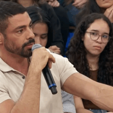 Cauã Reymond recorda bullying na infância: “Minha mãe era HIV positivo”