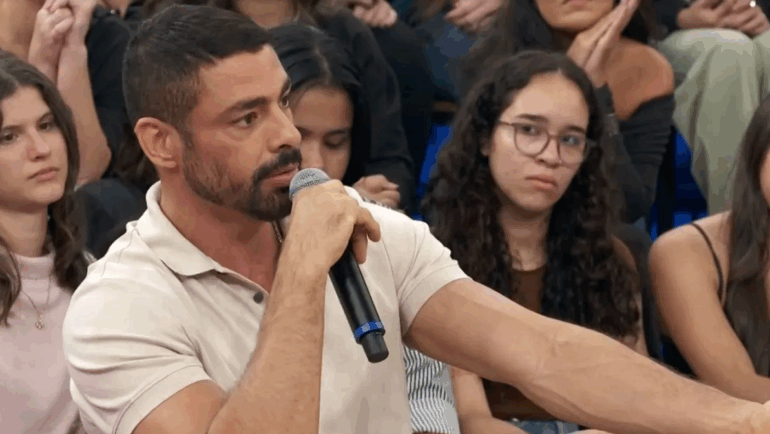 Cauã Reymond recorda bullying na infância: “Minha mãe era HIV positivo”