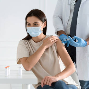 Duas doses da vacina contra o HPV protegem tanto quanto três em mulheres com HIV, indica estudo belga