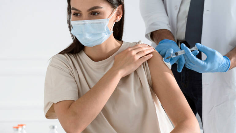Duas doses da vacina contra o HPV protegem tanto quanto três em mulheres com HIV, indica estudo belga