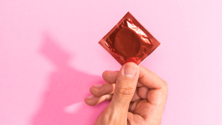 Homens em relações estáveis usam menos preservativo, aponta estudo divulgado pela Itatiaia