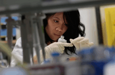 Cientistas testam estratégia que usa o próprio HIV contra si para eliminar o vírus oculto no corpo
