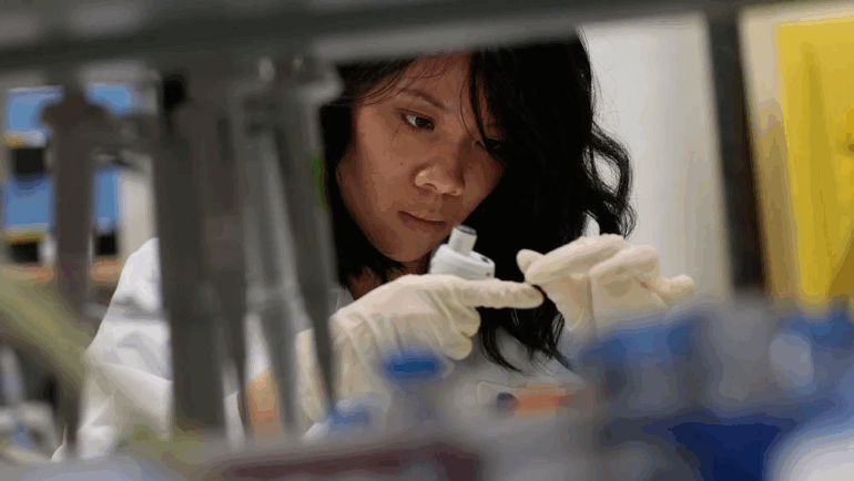 Cientistas testam estratégia que usa o próprio HIV contra si para eliminar o vírus oculto no corpo