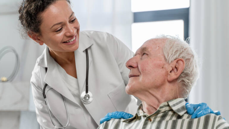 TERRA: HIV após os 50: estudo brasileiro revela que usar menos medicamentos traz melhores resultados