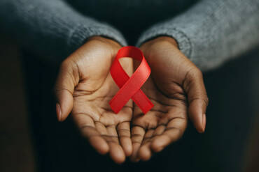 Portal Terra: O número de novas infecções por HIV cresce mais entre a população negra, mas por quê?