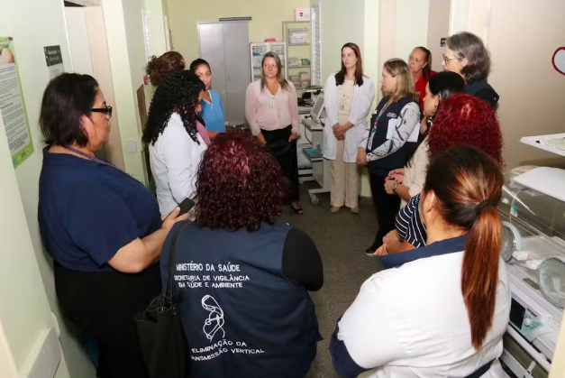 Cidade que já foi conhecida como ‘capital da Aids’ elimina transmissão do vírus de mãe para filho, destaca G1