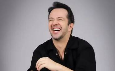 G1: Ator vive com HIV há 16 anos e transforma experiência em informação: ‘Ninguém merece passar por isso sozinho’