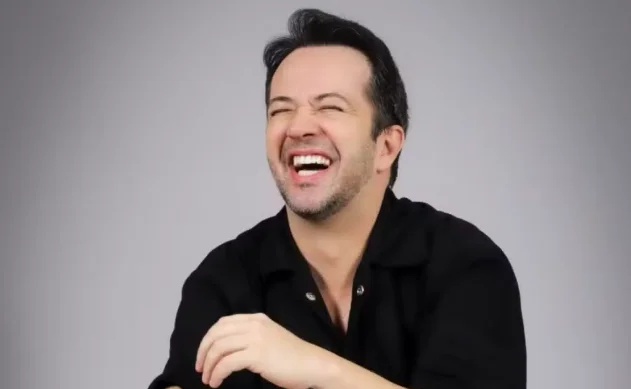 G1: Ator vive com HIV há 16 anos e transforma experiência em informação: ‘Ninguém merece passar por isso sozinho’