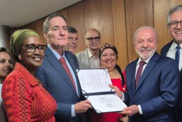 Brasil é oficialmente certificado pela OMS pela eliminação da transmissão vertical do HIV; presidente Lula recebe o documento em cerimônia em Brasília