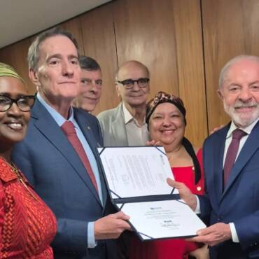 Brasil é oficialmente certificado pela OMS pela eliminação da transmissão vertical do HIV; presidente Lula recebe o documento em cerimônia em Brasília