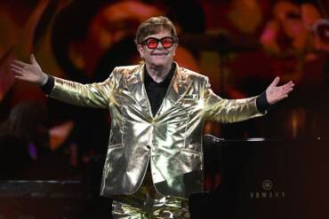 Elton John arrecada mais de US$ 10 milhões para instituição de combate à Aids em festa do Oscar – R7