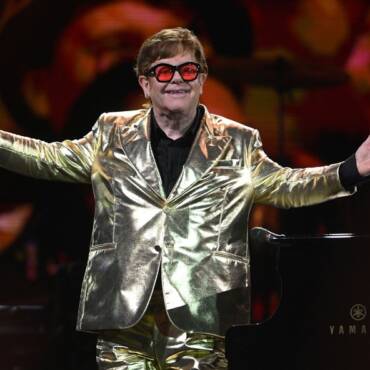 Elton John arrecada mais de US$ 10 milhões para instituição de combate à Aids em festa do Oscar – R7