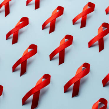 Unaids: novas infecções por HIV caem 43% e mortes por aids despencam 57%, mas cortes globais ameaçam avanços históricos