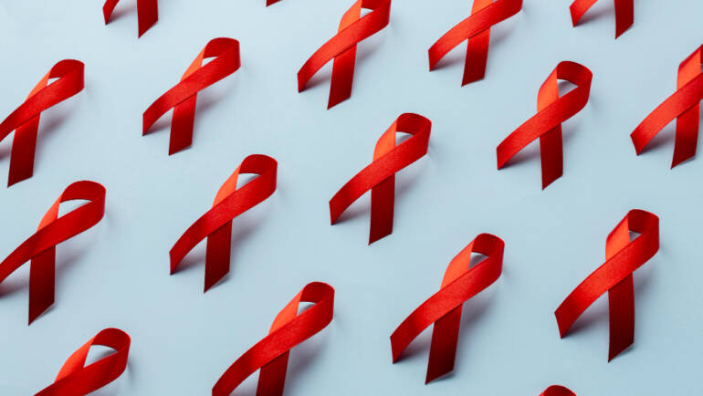 Unaids: novas infecções por HIV caem 43% e mortes por aids despencam 57%, mas cortes globais ameaçam avanços históricos